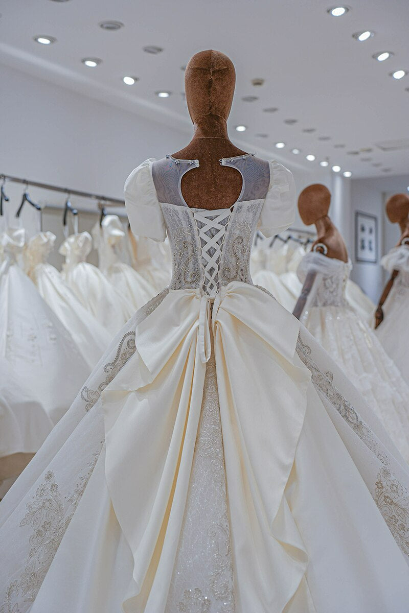 Luxury Princess Ball Gown Wedding Dress Pearls Shiny Crystal Applique Long Train Short Sleeve Wedding Dress