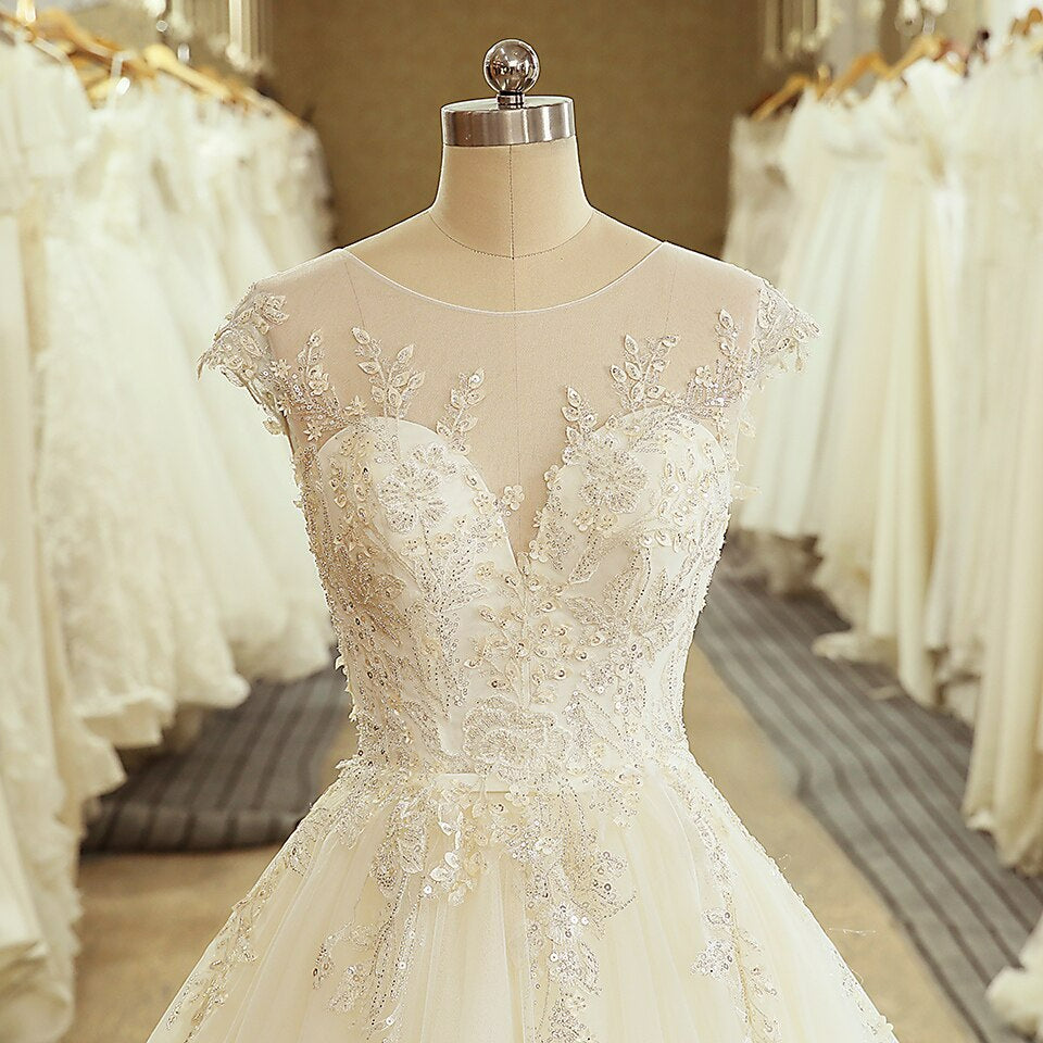 New Arrival Floor Length Cap Sleeve Wedding Bridal Gown Embroidery Lace Appliques Wedding Dress