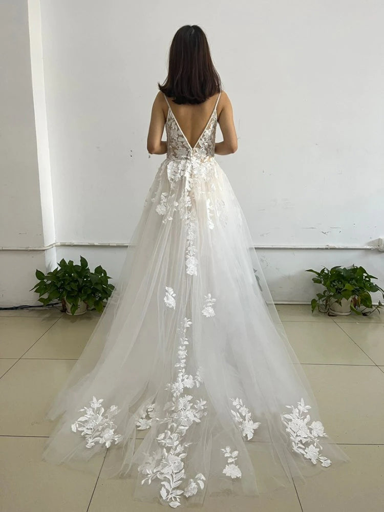 Spaghetti Straps Vintage Lace Wedding Dress With V Neckline Bride Dress Tulle Beach Bridal Gown trouwjurk