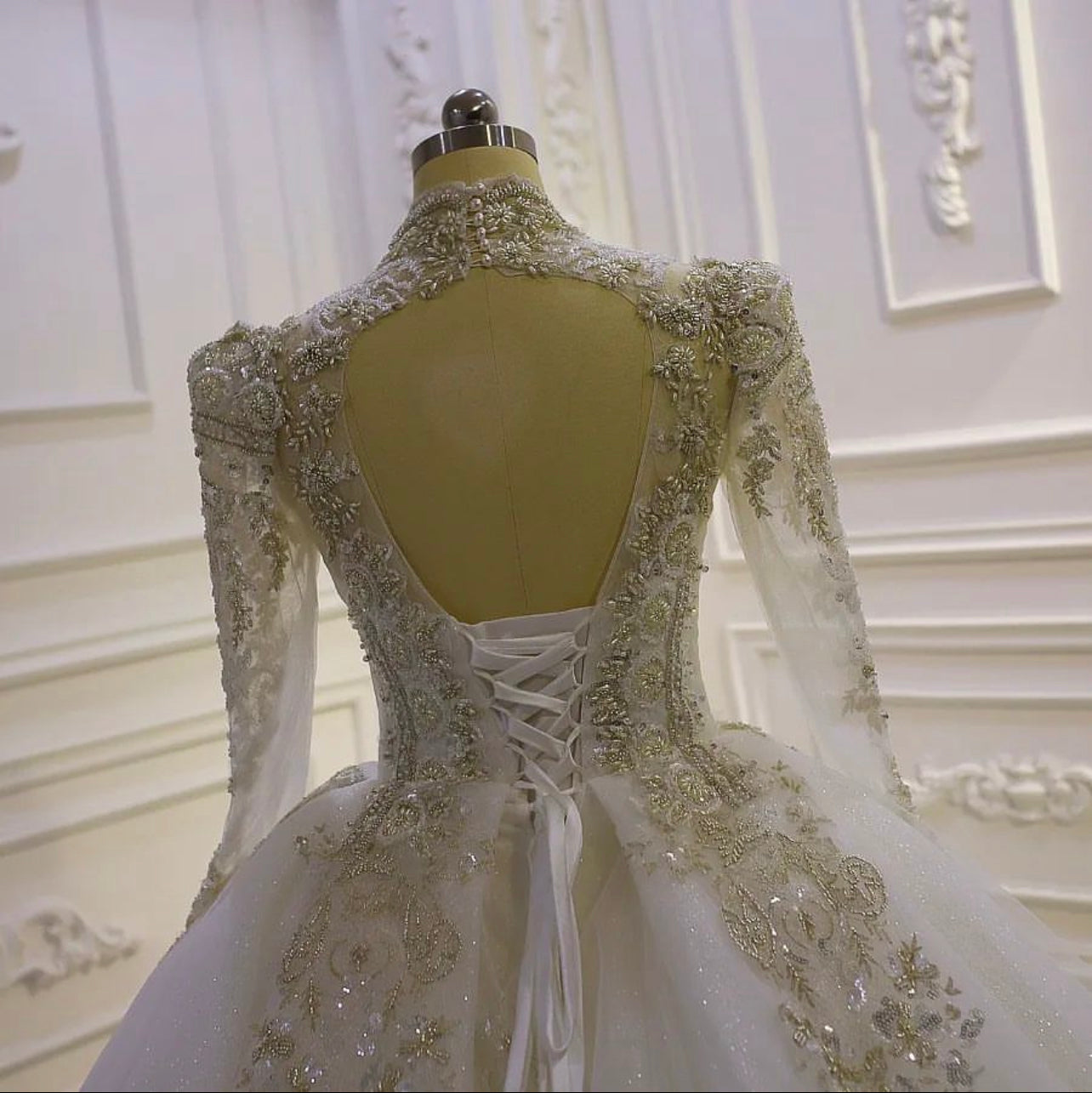 AM966 V-Neck Lace Appliqued Floor-length Wedding dress