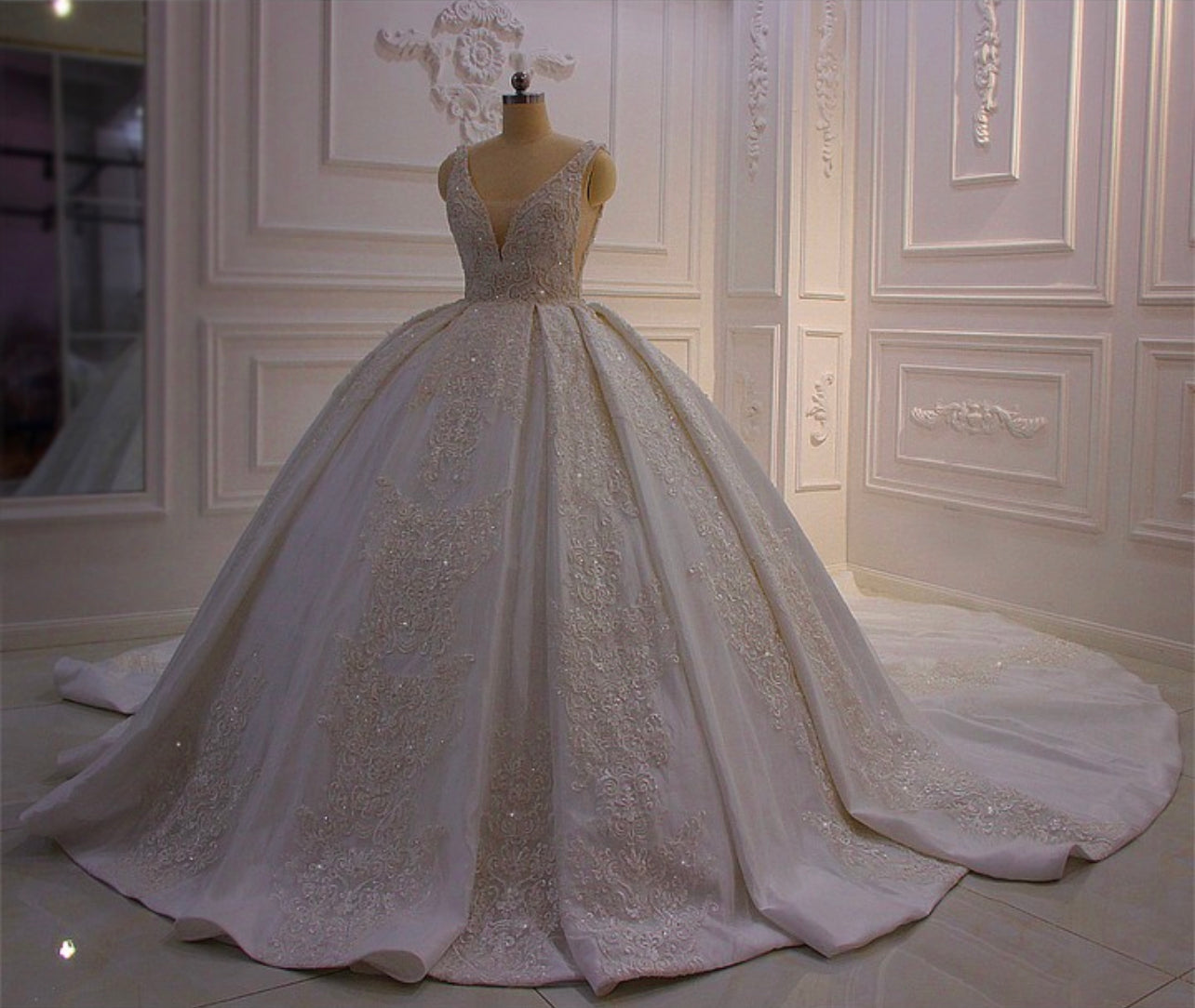 AM562 Cap Sleeve Low Cut V-neck Lace Applique Backless Wedding Dress