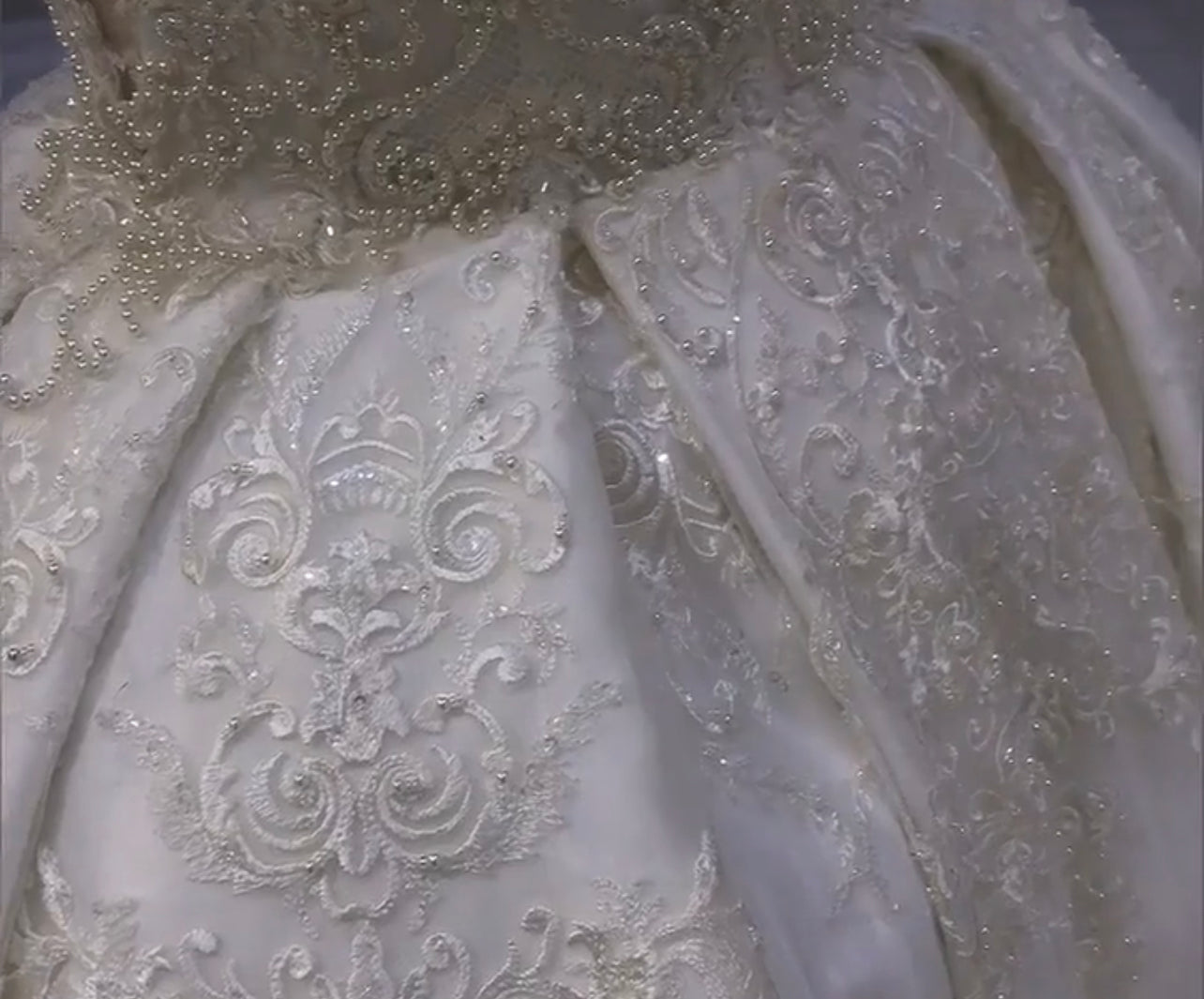 AM562 Cap Sleeve Low Cut V-neck Lace Applique Backless Wedding Dress