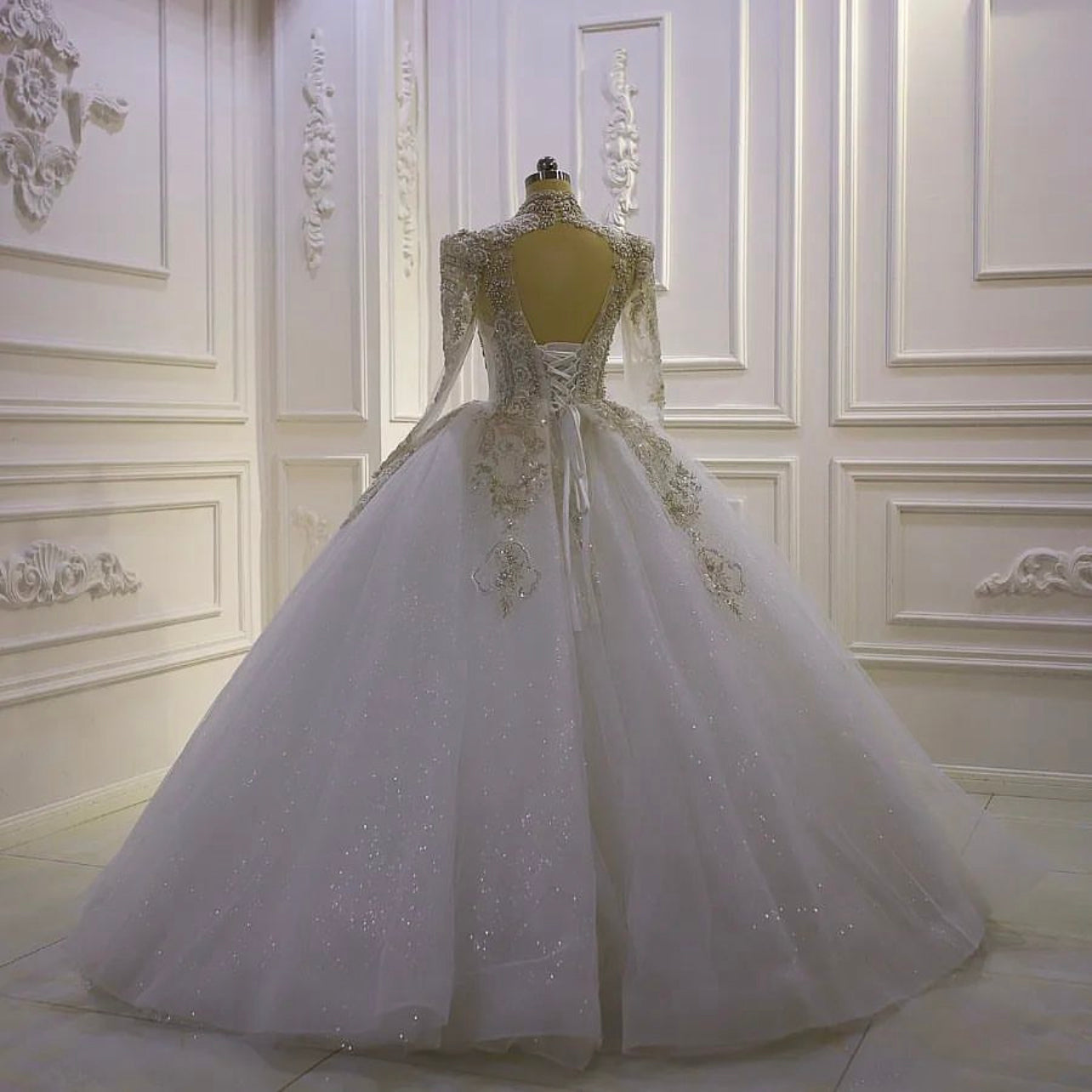 AM966 V-Neck Lace Appliqued Floor-length Wedding dress